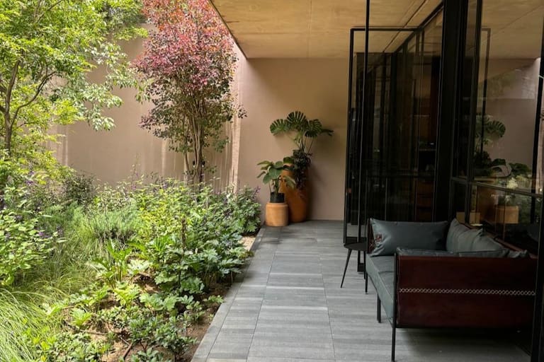 Cony y Juan Pablo Lupercio Rojo, de Perimetral, realizaron el paisajismo de la casa familiar del arquitecto Andrés Escobar, en Guadalajara. Fotos: Gentileza Perimetral