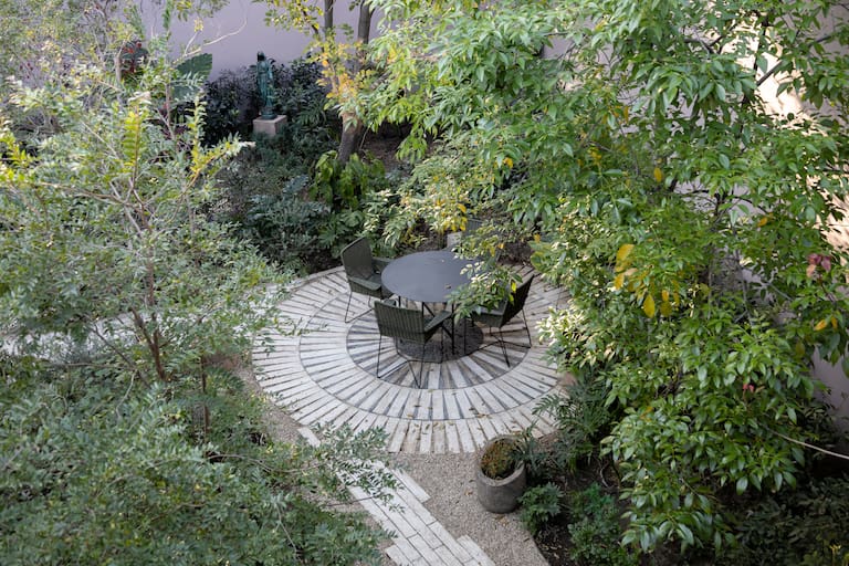 Cony y Juan Pablo Lupercio Rojo, de Perimetral, realizaron el paisajismo de la casa familiar del arquitecto Andrés Escobar, en Guadalajara. Fotos: Gentileza Perimetral