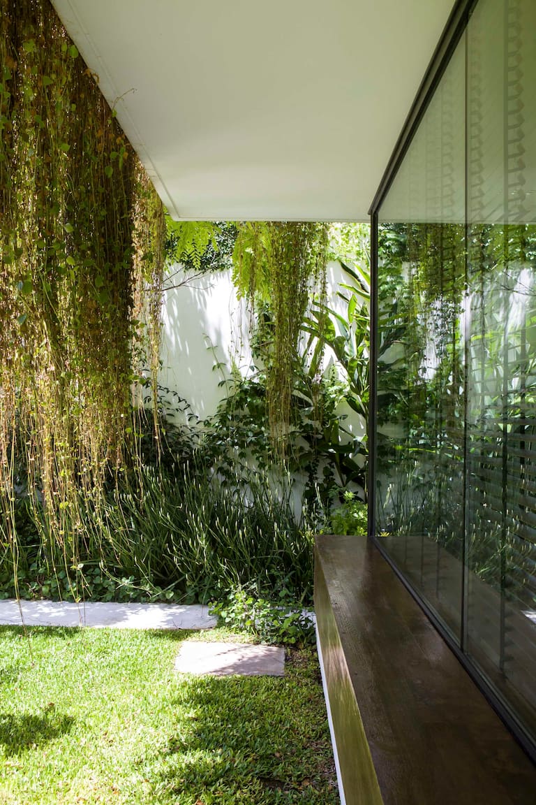 “En un principio, eran dos terrenos salvajes, llenos de vegetación tipo selva y con una construcción muy deteriorada. El jardín quedó totalmente pelado, salvo el famoso roble, al que cuidamos con un especialista”, contaron.