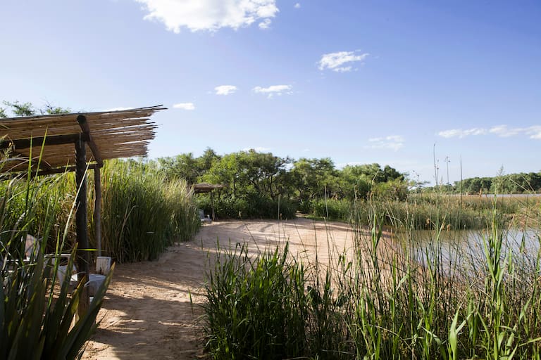 La cabaña conecta con su entorno a través de dos galerías: la del frente mira al Oeste y esta, conectada con el cuarto, para contemplar el amanecer. Fotos: Santiago Ciuffo/LIVING