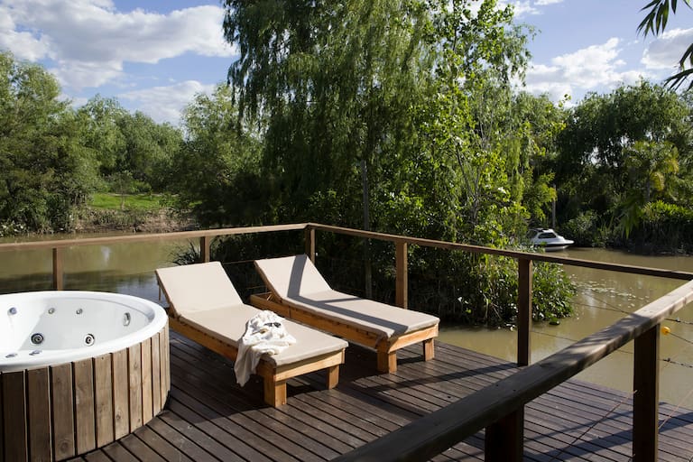 La cabaña conecta con su entorno a través de dos galerías: la del frente mira al Oeste y esta, conectada con el cuarto, para contemplar el amanecer. Fotos: Santiago Ciuffo/LIVING