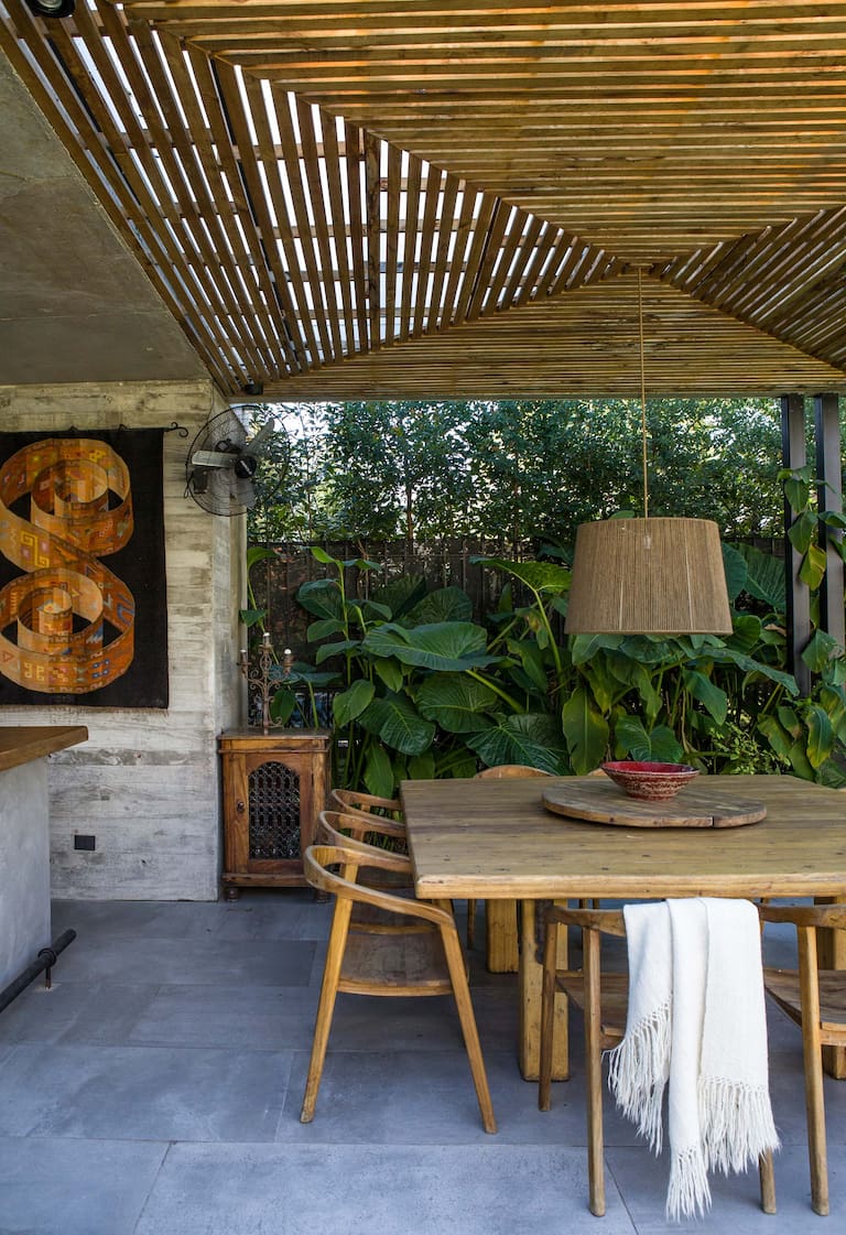 El techo, el piso y los muebles de madera trazan la continuidad del parque. Fotos: Santiago Ciuffo