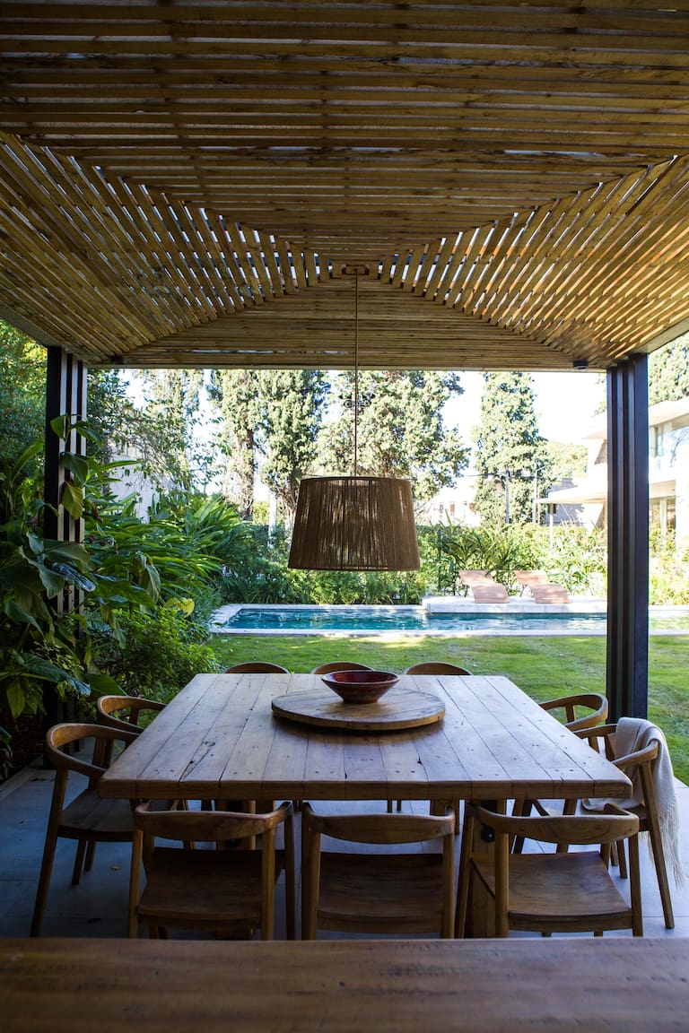 El techo, el piso y los muebles de madera trazan la continuidad del parque. Fotos: Santiago Ciuffo