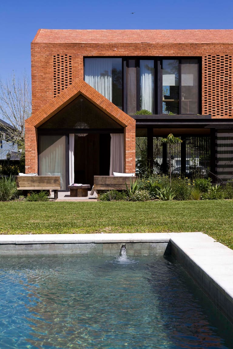 Una casa en Escobar a puro ladrillo donde el rojo contrasta con el verde y el material convive con la naturaleza. Fotos: Santiago Ciuffo