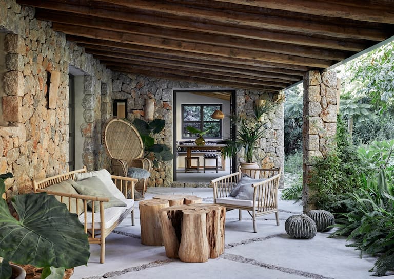 En la galería a la que dan uno de los tres dormitorios y el comedor diario (al fondo), el piso se hizo con el mismo mortero de cal que los del interior, pero acá con un dibujo trazado con piedras del lugar cortadas a mano. Los ambientes tienen grandes ventanales que conectan con la vegetación del jardín en diálogo con las plantas de interior.
Fotos: Greg Cox