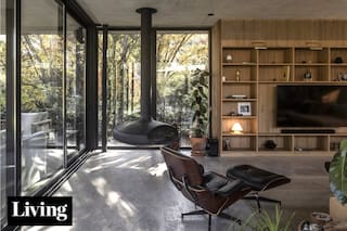 Muebles multiuso que contienen libros, deco, la TV y hasta espacio de trabajo