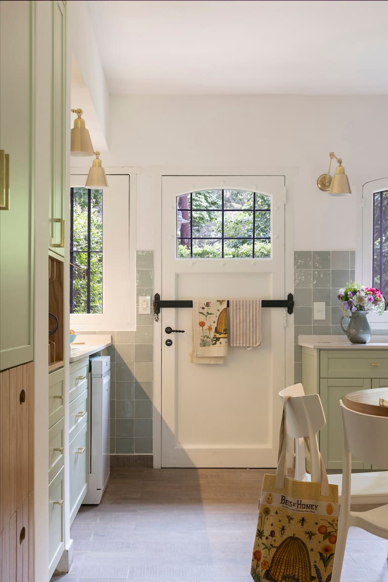 “Cuando me puse a soñar con un cambio, me imaginaba una cocina de campo al estilo de la Provence en cuanto a los colores, la madera clara, los cacharros a la vista. Moderna y funcional, pero cálida”, comparte @maryjoegardener. Muebles (Arq. Delfina Jordán).