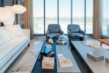 Living de "Territorio privado" con vista directa a la laguna. Sofás y sillones (Poltron Interiors) y mesa baja (Gris Dimensión). Alfombra (Design Carpets), luminarias (Fábrica de Luz).