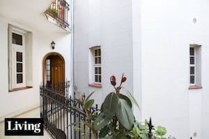 Una pareja de años reformó un departamento de estilo para rodearse de arte y diseño