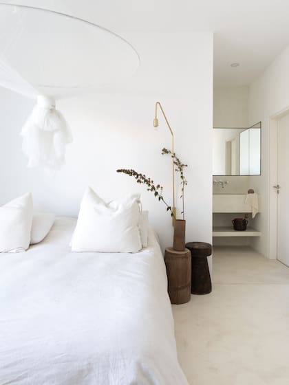 En esta casa, bautizada "Villa Raimonda" por la productora Florencia Dursi y su marido, la ambientación reducida a lo esencial crea ambientes diáfanos y sedantes.