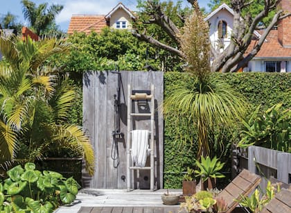 Deck y ducha en anchico sin tratamiento, añejado el sol. Reposeras (Las Marinas).