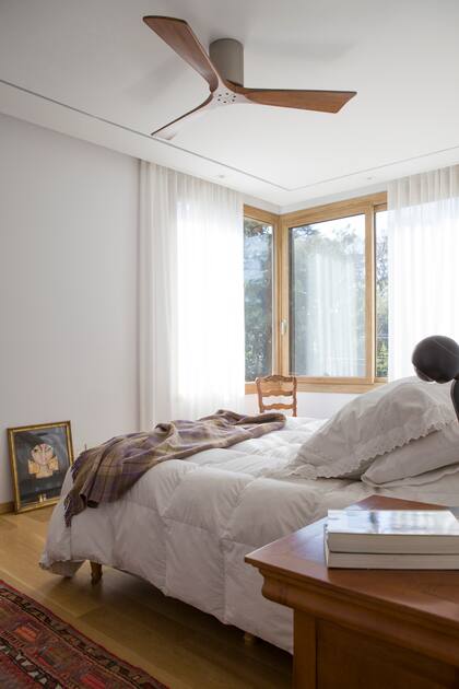 En la suite de esta casa proyectada por el estudio @sckarquitectos, un original y muy elegante ventilador de techo (Ventto).