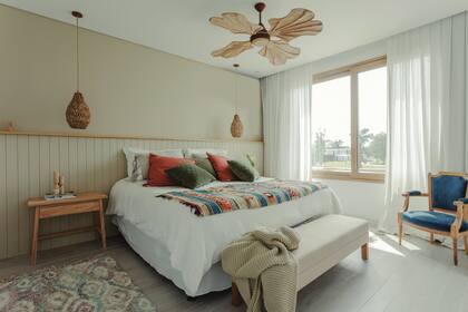 Manta (Kasbah). Almohadones (Sol Palou). Ventilador de techo (Compañía Nativa).