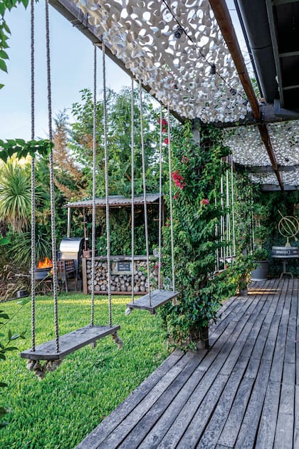 En primer plano, la mediasombra se ocupa de cubrir la extensión agregada al deck; más atrás, crea un espacio propio y distinto.