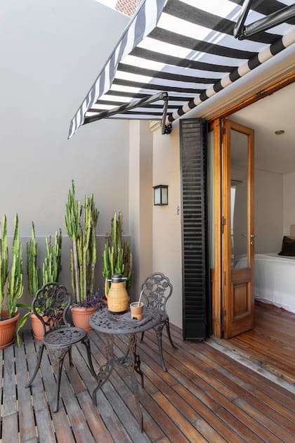 Toldo en clásico rayado con brazo extensible (La Toldería).