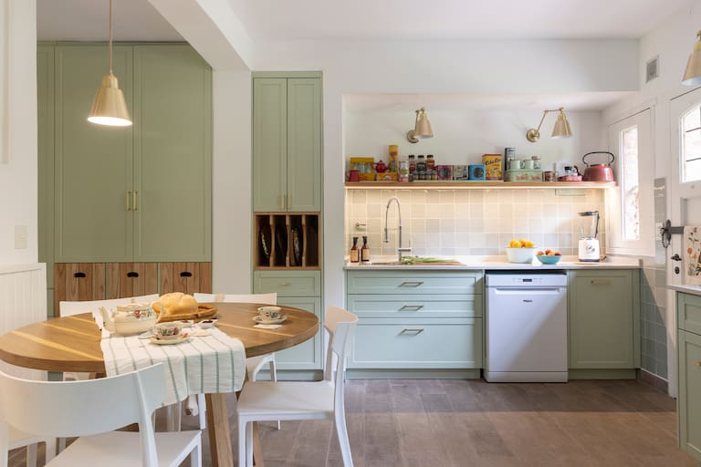 "La disposición de las lámparas hace que no tengas una única fuente de luz y, por lo tanto, que haya más de una situación. Si están todas apagadas menos la que ilumina la mesa, le da otro clima a una comida”, nos explicó la arquitecta Jordán.