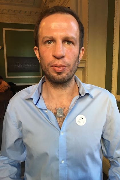 Liviu Babitz con su brújula en el pecho