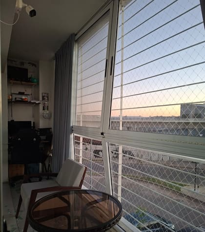 Liz afirma que el ventanal de su living cedió tras el derrumbe