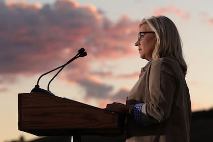 Liz Cheney da un discurso de concesión a sus partidarios durante un evento nocturno de las primarias el 16 de agosto de 2022 en Jackson, Wyoming
