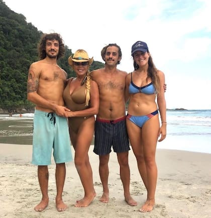 Liz Fassi Lavalle junto a sus hijos: Michel es artista y María y Máximo encontraron en Brasil el lugar para desplegar su talento por el yoga 