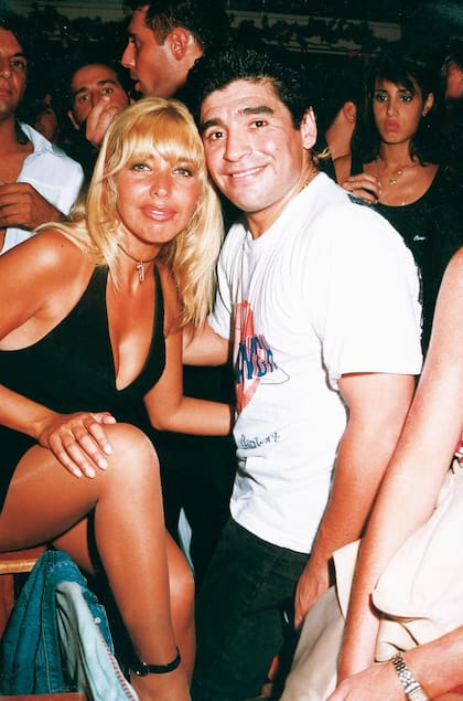 Liz Fassi Lavalle y Diego Maradona, con la camiseta de Ski Ranch, en otra época de su vida 
