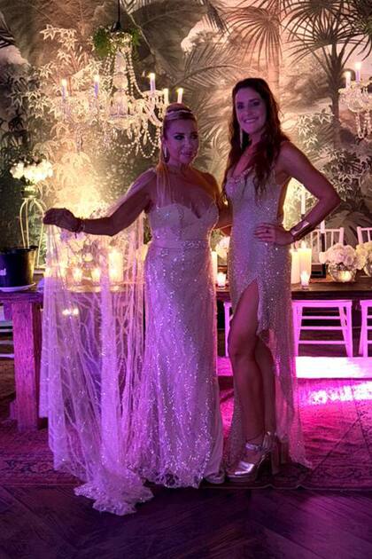 Liz junto a su hija María Victoria, que vive y trabaja en Brasil.