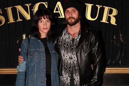 Liz, morocha y con flequillo, junto a Nacho Ricci