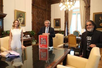 Liz Solari y Manuel Alfredo Martí le acercaron a Alberto Fernández una urna con las firmas en contra del acuerdo porcino con China