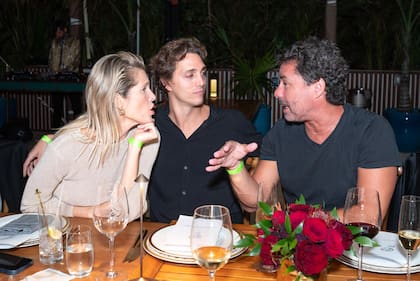 Liz Solari y Máximo Mazzocco charlan con el director de cine Rodolfo Lamboglia.