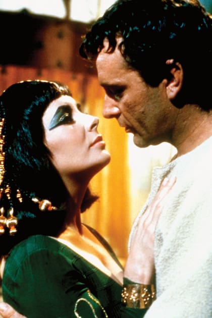 Liz y Richard Burton se conocieron en 1963, en el rodaje de Cleopatra, que coprotagonizaron. Primero estuvieron diez años casados y se divorciaron, pero un año más tarde volvieron a dar el sí, aunque no duraron. 