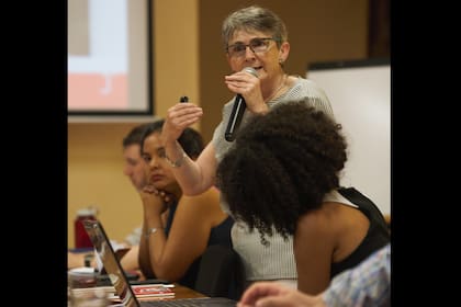 Liza Gross en un entrenamiento de periodismo de soluciones realizado en la Fundación García Márquez