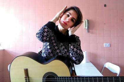 LIZA CASULLO (38). @chicabestia_ Barrio: Colegiales. ¿Qué te inspiró la cuarentena? “Temporada de boleros”.