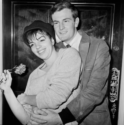 Liza con su primer marido, Peter Allen, el 26 de noviembre de 1964