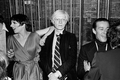 Liza Minelli, Andy Warhol y Halston en Studio 54