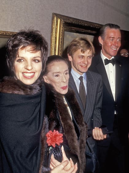 Liza Minnelli, la bailarina y coreógrafa Martha Graham, el bailarín Mikhail Baryshnikov y Haslton en el cóctel A Diamond for Martha, en el que se celebró el 60° aniversario de Martha Graham Dance Company (febrero de 1987).