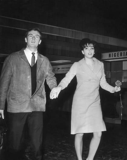 Liza Minnelli y Peter Allen en Londres, en 1964