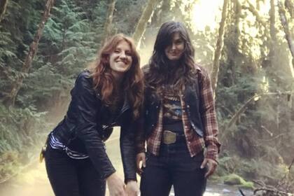 Lizabeth con una amiga, en Oregon