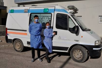 Lizardo Antuan e Ivana Giménez, en el hospital de Ingeniero Jacobacci