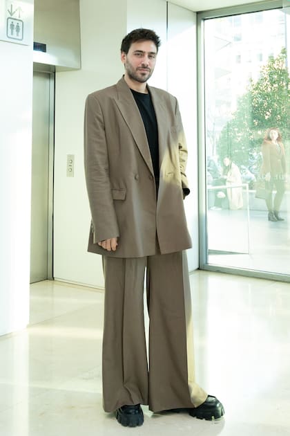 Lizardo Ponce, con traje oversize