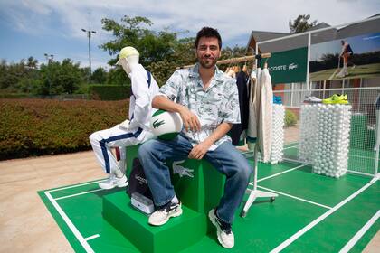 Lizardo Ponce junto a toda la colección de Lacoste especial para tenis.