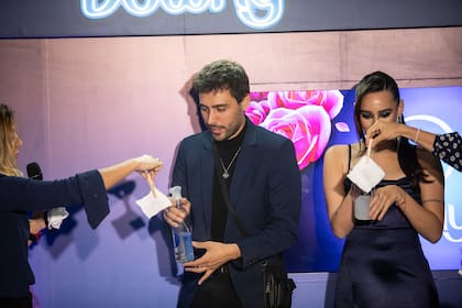 Lizardo Ponce y Flor Jazmín participando del desafío contra los malos olores.