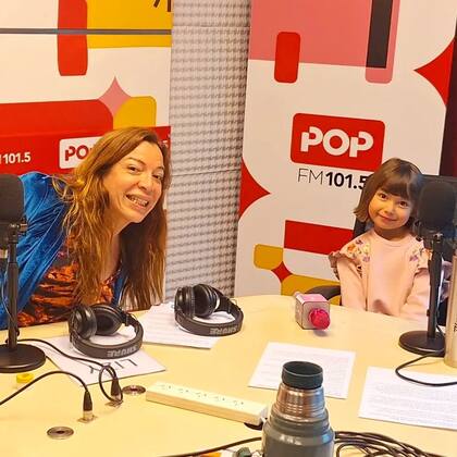 Lizy Tagliani junto a Juliet en Arriba bebe, ciclo que conduce la comediante en Pop Radio (Foto: Instagram/@juliet.czupiak)