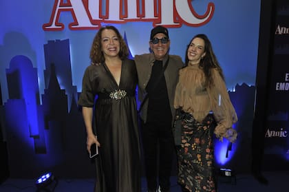 Lizy Tagliani, Miguel Ángel Rodríguez y Julieta Nahir Calvo posaron juntos después de la función, con la alegría de haber estrenado la obra luego de meses de ensayos