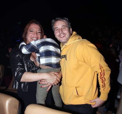 Lizy Tagliani se olivó de su batalla legal con Viviana Canosa por un rato y pasó una gran noche en familia junto a su marido, Sebastián Nebot, y Tati, el pequeño hijo de la pareja