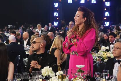 Lizy Tagliani y Abel Pintos compartieron mesa y premio: ganaron en la terna a Mejor Big Show con Got Talent Argentina, programa del que formaron parte. La conductora lució un vestido con flores bordadas de Héctor Ferreyra, mientras que el cantante optó por un traje de Sastrería Windsor.