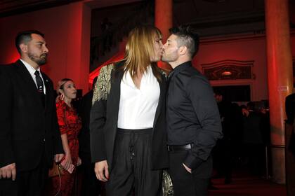 Lizy y Leo sellaron su reconciliación con un beso, en la entrada del teatro Liceo