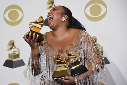 Lizzo con sus premios Grammy