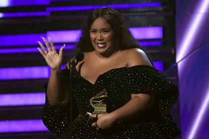 Lizzo, emocionada, dedicó su show de apertura de la gala al fallecido Kobe Gryant