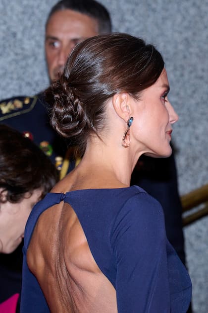 Llama la atención la espalda de la Reina Letizia de España totalmente tonificada y fortalecida,