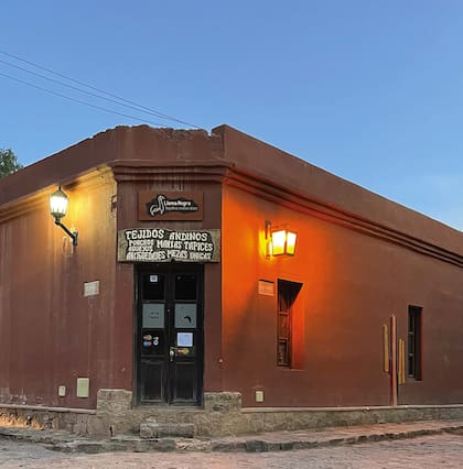 Llama Negra, la esquina de los textiles andinos en Purmamarca.